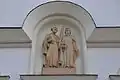 Sochy patronů kostela nad vchodem