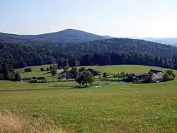 Pohled ze Šteflí směrem na kopec Jezvinec