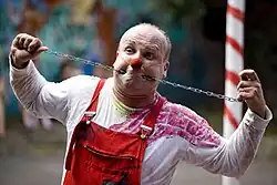 Klaun Števo Capko ve svém představení Brick cirk, foto z účinkování na Letní Letné