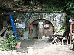 Vstup do štoly Lehnschafter chrání portál, přemístěný z někdejší hnědouhelné štoly Karolína v Ohníči