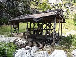 Přístřešek nad vchodem do jeskyně