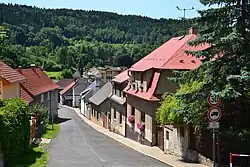 Ulice pod křižovatkou s hlavní silnicí