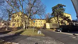 Pohled na zámek od Husova náměstí v lednu 2025