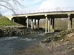 most 2 km na východ od městysu Mažonai (u vsi Kaziškė)