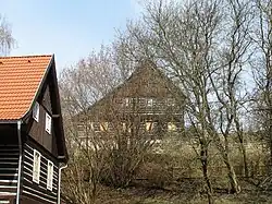 Památkově chráněný dům (v pozadí)