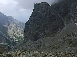 Vpravo žlab vedoucí do štěrbiny za Žlutou stěnou