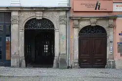 Barevná fotografie kamenných portálů z období manýrismu