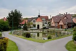 Pohled na náves s kaplí