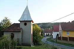 Hlavní ulice s kaplí svatého Václava