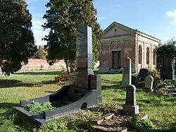 Obřadní síň a náhrobky v severní části hřbitova