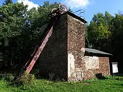 Památkově chráněná šachetní budova s těžní věží