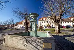 Náměstí v Žandově, v popředí je obecní kašna