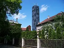 Chmelový maják, pohled z Komenského aleje