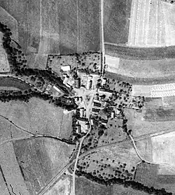 Letecký snímek vesnice z 50. let 20. století