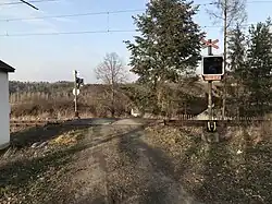 Železniční přejezd ve vsi
