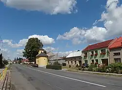 Ulicová náves s kaplí svatého Petra a Pavla