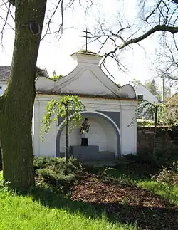 Výklenková kaplička v ohradní zdi na návsi