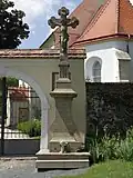 Kříž před kostelem