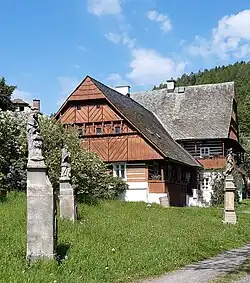 Běliště, v popředí barokní sochy