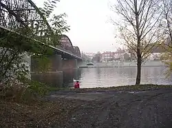 Místo, kam je plánován výtoňský most souběžně se stávajícím železničním