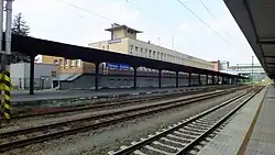 Pohled na nádražní budovu z nástupiště