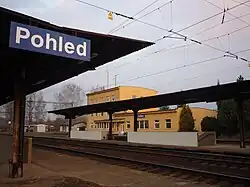 Pohled na nástupiště a nádražní budovu