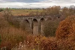 Památkově chráněný železniční viadukt u Červených Peček