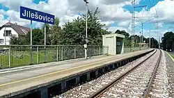 nástupiště a přístřešek pro cestující v srpnu 2025