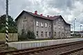 Pohled na staniční budovu a nástupiště (2022)