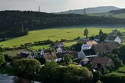 Celkový pohled z vyhlídky na levém břehu nad jezem