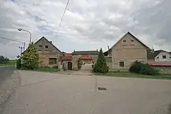 Želkovice vjezd do dvora.JPG