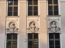 Busty E. Bártové, K. Světlé a E. Krásnohorské na průčelí školy Ženského výrobního spolku v Praze