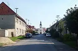 Hlavní ulice a kaple svaté Trojice z roku 1859