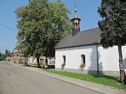 Náves s kaplí sv. Jana Nepomuckého