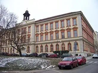 Budova školy na náměstí
