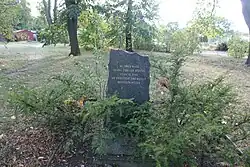 Pamětní deska připomínající zaniklý hřbitov