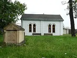 Židovský hřbitov (ČB) - tumba+domek.jpg