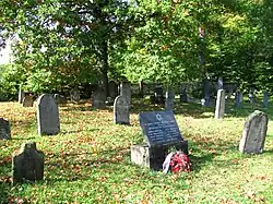 Židovský hřbitov Brumov, v popředí památník obětem nacismu