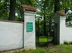 Židovský hřbitov Hluboká nad Vltavou - brána.jpg