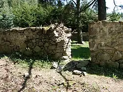 Židovský hřbitov Hoštice - vstup zvenku.jpg