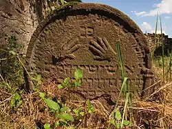 Žehnající ruce na jednom ze starších náhrobních kamenů