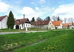 Rozsáhlá náves ve Stranné