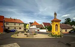 Výklenková kaplička Panny Marie na návsi