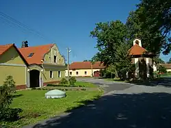 Náves s kapličkou a usedlostí čp. 18