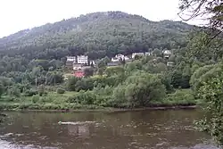 Prostřední Žleb, vzadu kopec Vrásník