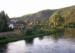 Pohled podél Berounky k přírodní rezervaci Kabečnice