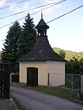 Žloukovice, kaplička se zvonicí.jpg