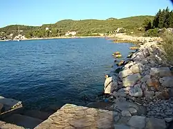 Kamenitá pláž ve Žmanu