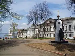 Ulice Karla Marxe v Kaljazinu, v pozadí přehrada se zatopenou zvonicí