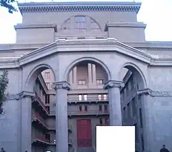 Detail budovy, opěrné sloupy